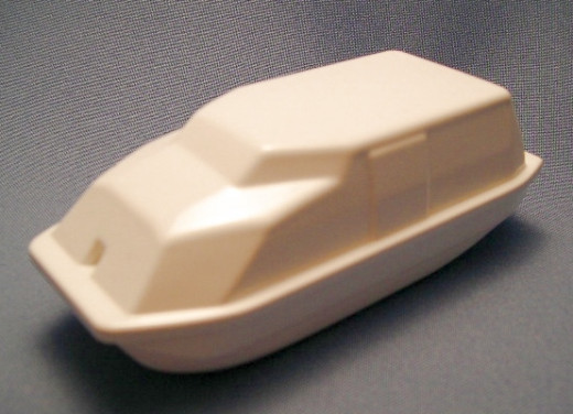 Tenderboot Maßstab 1:200  oder 1:300 / H=13 L=37 B=15mm / Material: Kunststoff / Farbe: weiß / unlackiert / Ober- und Unterteil wird in einer Kunststoffplatte geliefert und muß von Ihnen ausgeschnitten und zusammengeklebt werden.