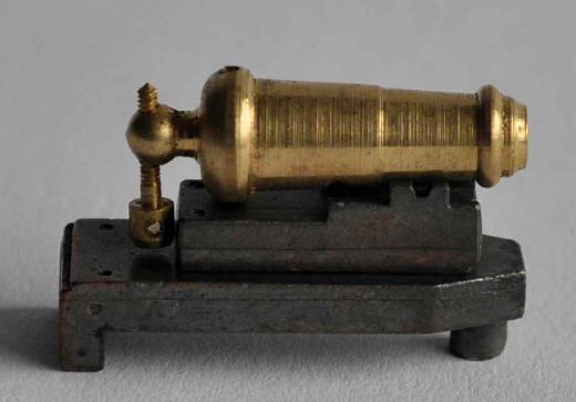 Historische Schiffskanone, ø 9 x  26 mm, Lafette Guss, Rohr Messing gedreht, beweglich
