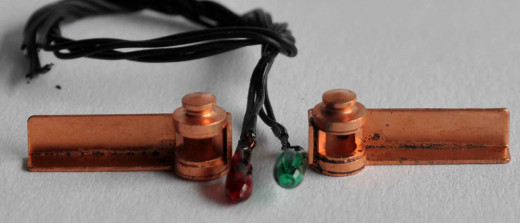 Positionslaternen mit Begrenzungsbord für Modellschiffe, Kupfer 21x5x9 mm, 3 V,