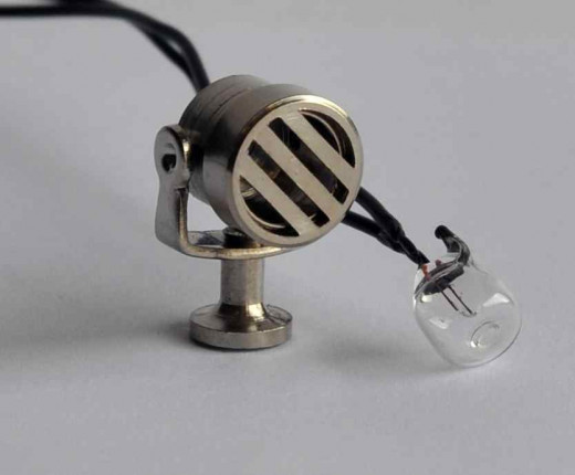 Suchscheinwerfer für Modellschiffe , ø 10 mm, 17 mm hoch, beweglich, 3 V, Messing