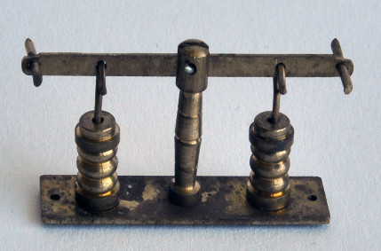 Lenzpumpe, Doppelpumpe aus Messing für Modellschiffe, 16 mm hoch, 8x32 mm, beweglich