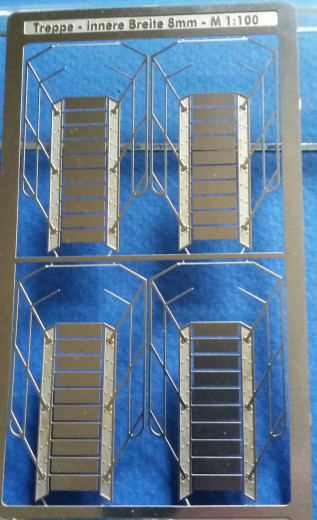 Treppe, mit Geländer, M 1:100, geschl. Seitenwangen, Riffelblech-Stufen, B 8mm,