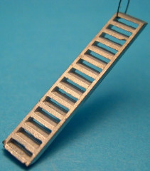 Treppe Maßstab 1:100 / unbehandelt, unlackiert und nicht entgratet.