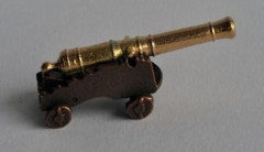 Historische Schiffskanone, Rohr Messing  50 x6,5 mm,  Lafette  aus Guss 28x15 mm