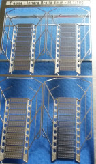 Treppe, mit Geländer, M 1:100, Seitenwangen m. Löchern, Gitter-Stufen